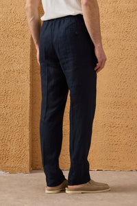 Vyriškos tamsiai mėlynos 100 % lino klostuotos kelnės su raišteliu, laisvo kirpimo