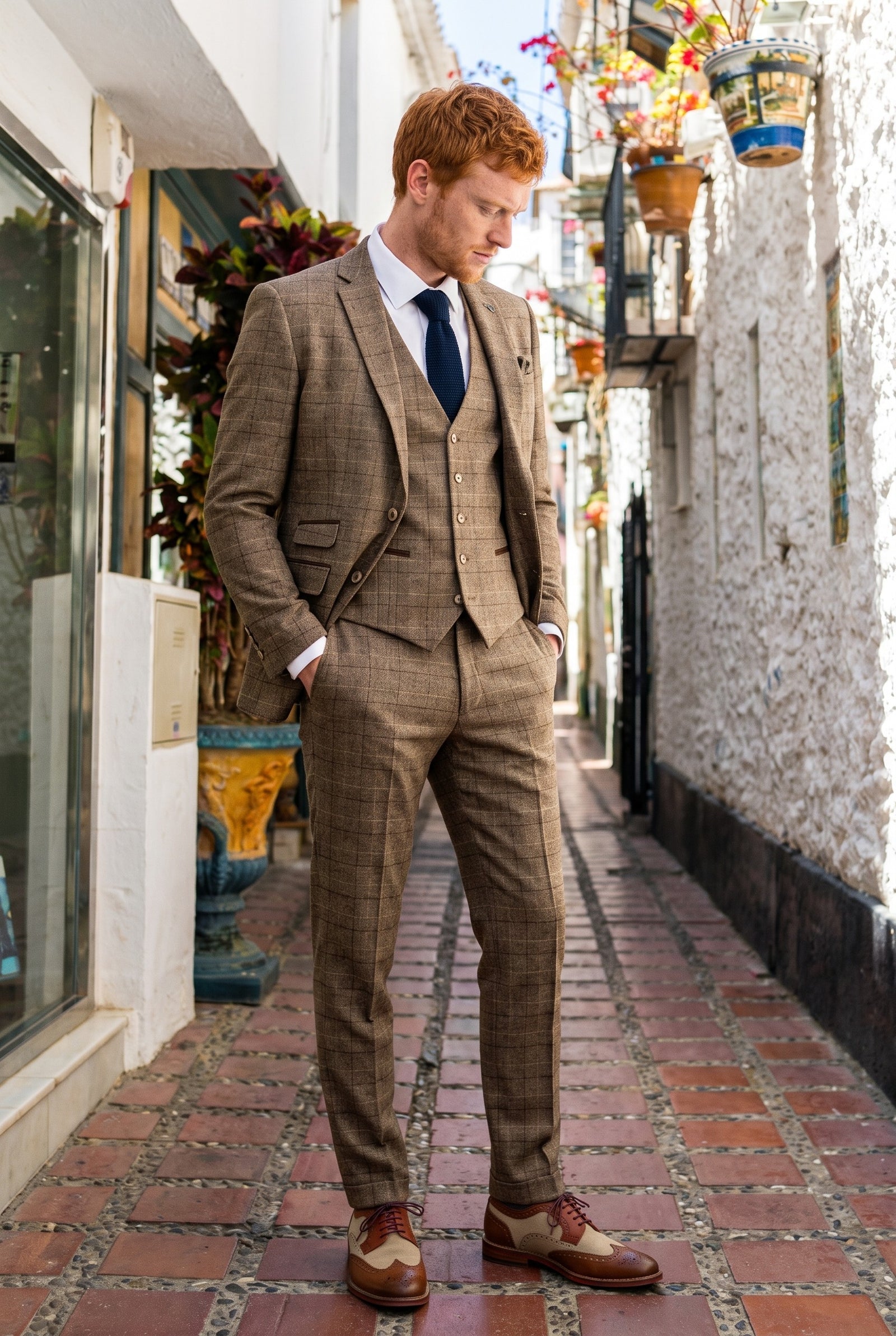 Look #573 styled with Liam - vyriškas trijų dalių rudas languotas kostiumas
