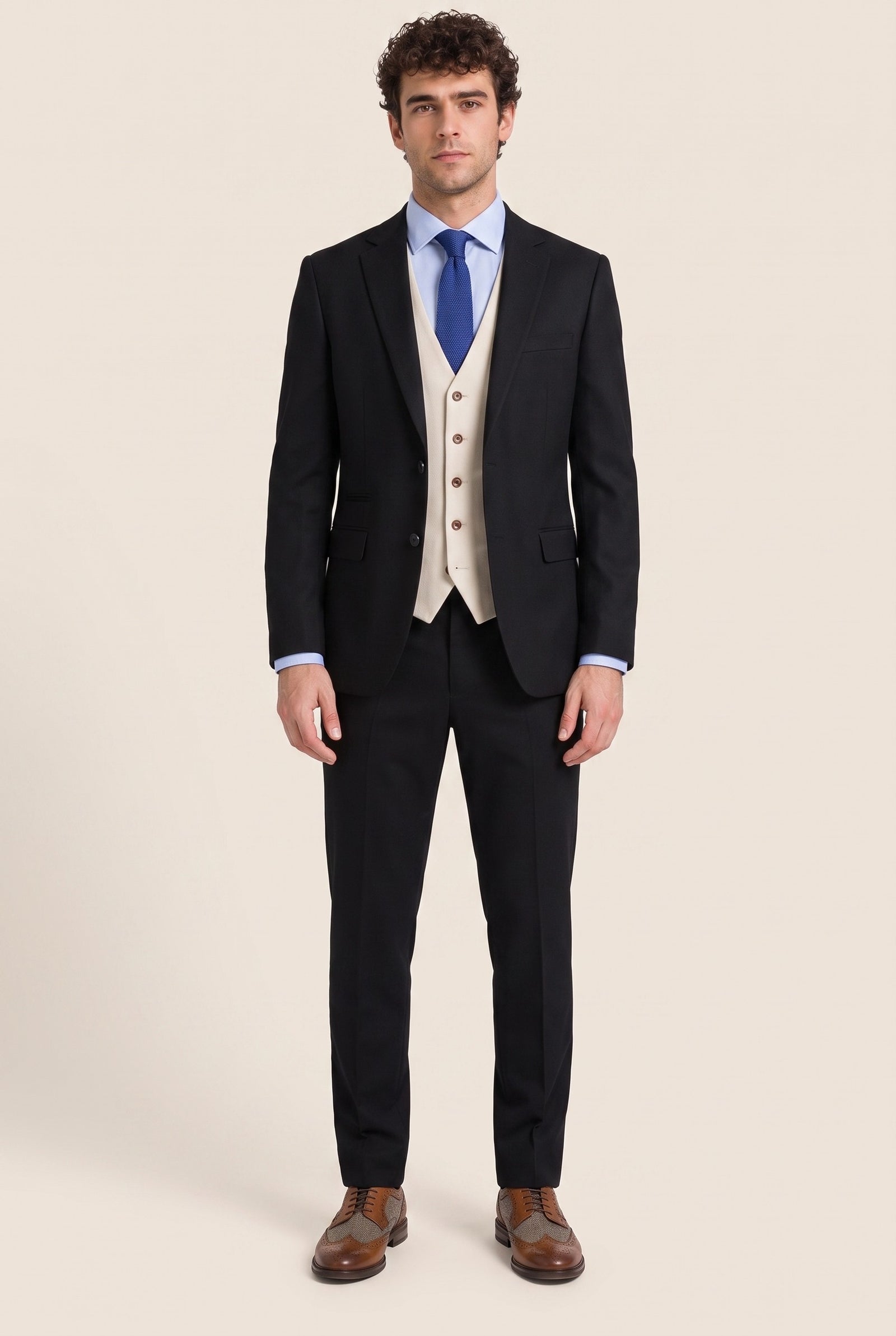 Look #1006 styled with „Mayfair“ – vyriškas trijų dalių juodas kostiumas su kreminės spalvos liemene
