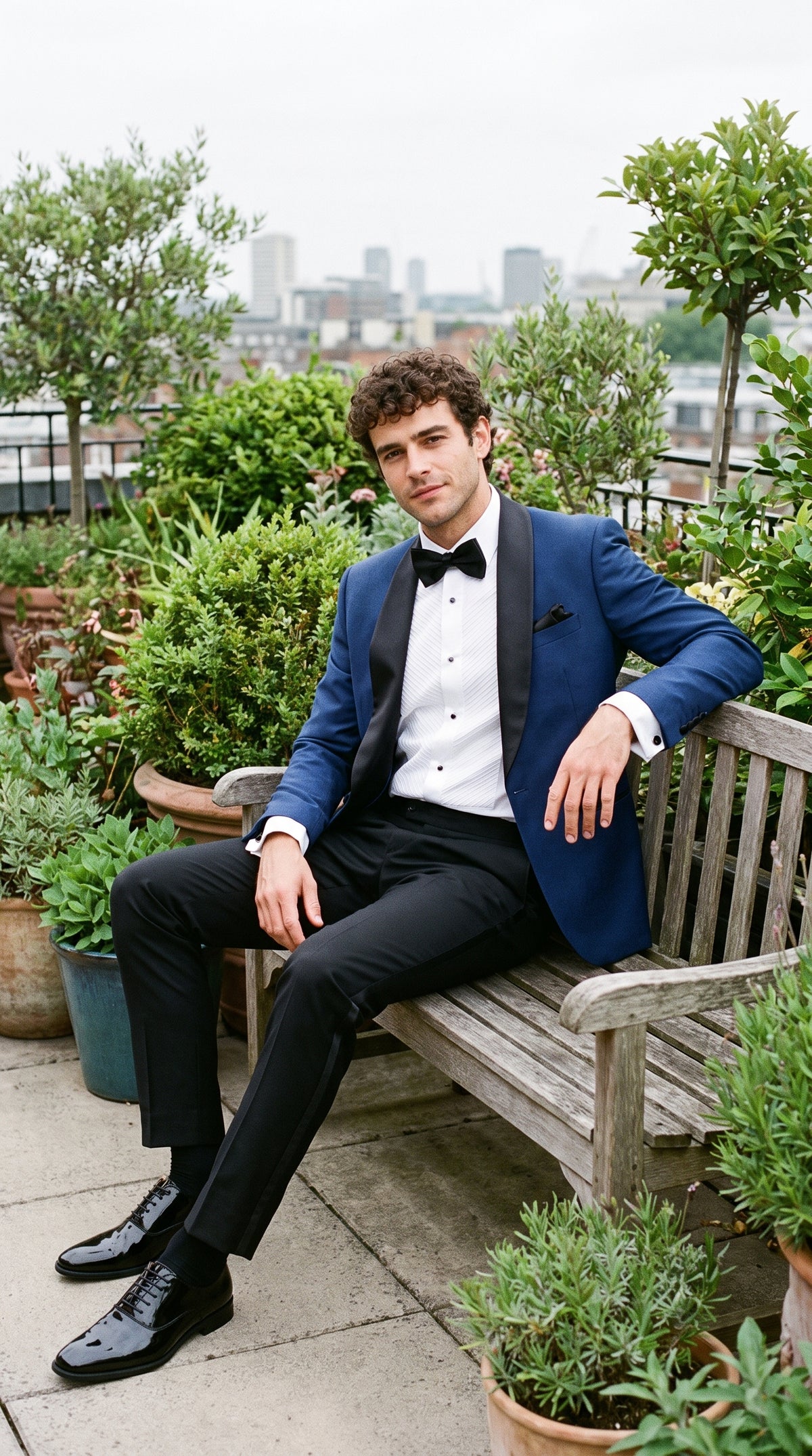 Look #800 styled with Aspen - vyriškas mėlynas dviejų dalių smokingo kostiumas su skara ir apykakle