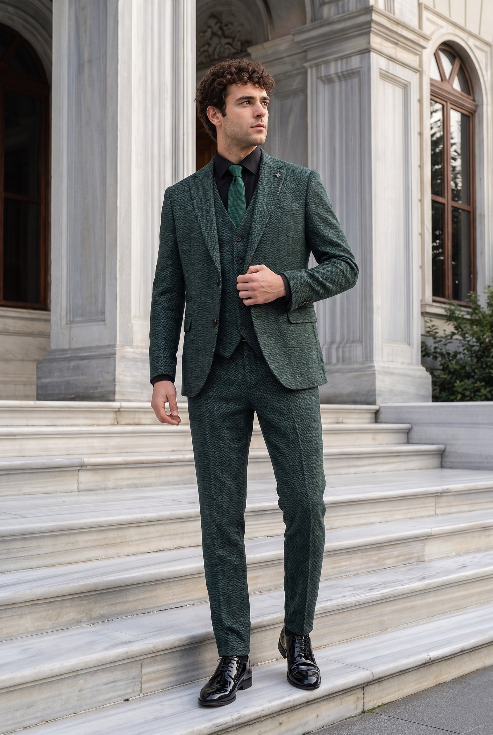 Look #1013 styled with Thomas - alyvuogių žalios spalvos trijų dalių vilnos mišinio tvido kostiumas