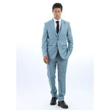 Vyras, vilkintis šviesiai mėlyną kostiumą, baltus marškinius ir juodą kaklaraištį baltame fone