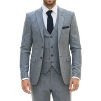 Pilkas languotas kostiumas su kaklaraiščiu baltame fone