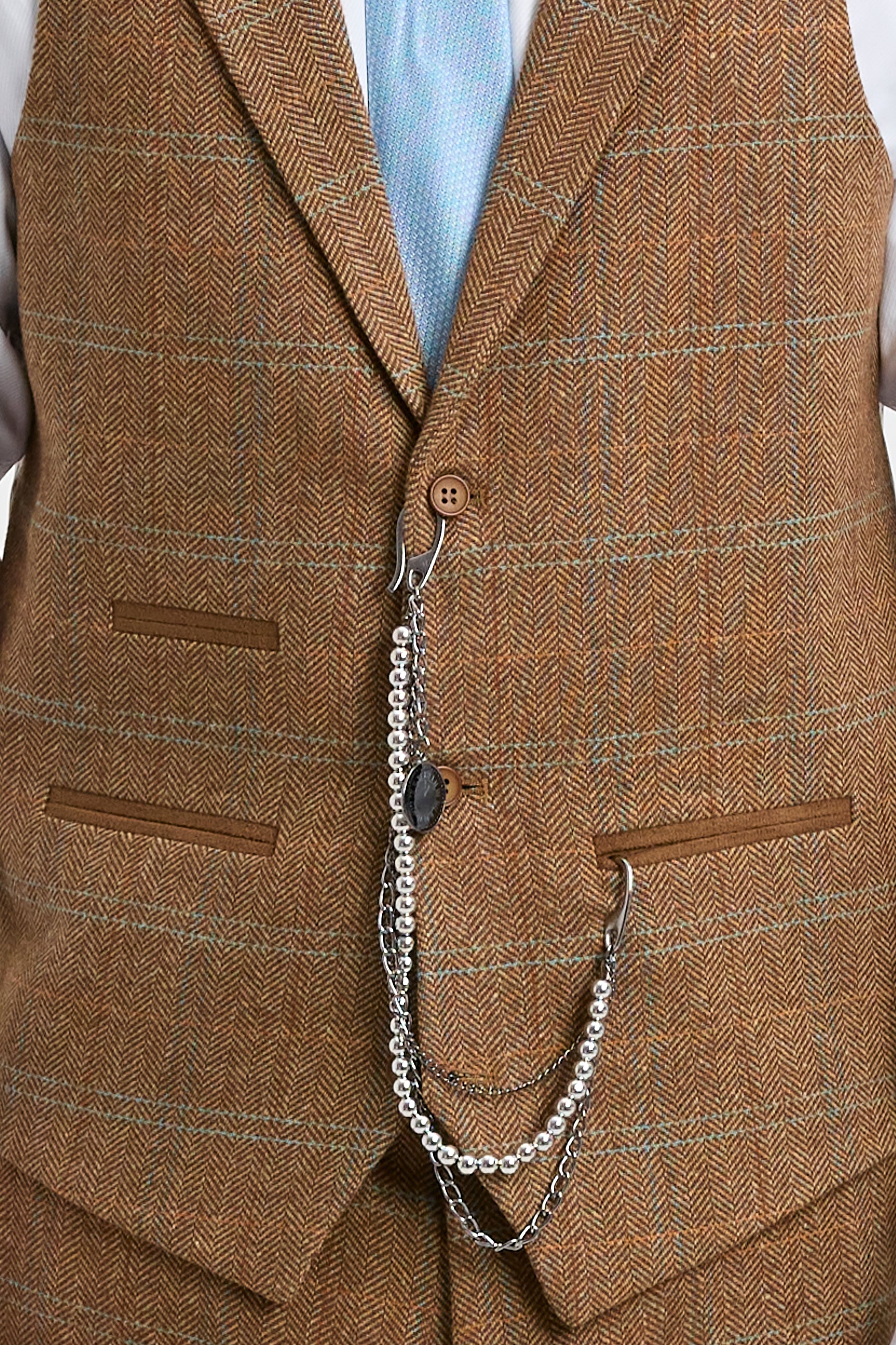 Vyriškas trijų dalių kostiumas su vilnoniu tvido raštu, eglutės raštu, gelsvai rudu, mėlynu, languotu 1920-ųjų „Gatsby“