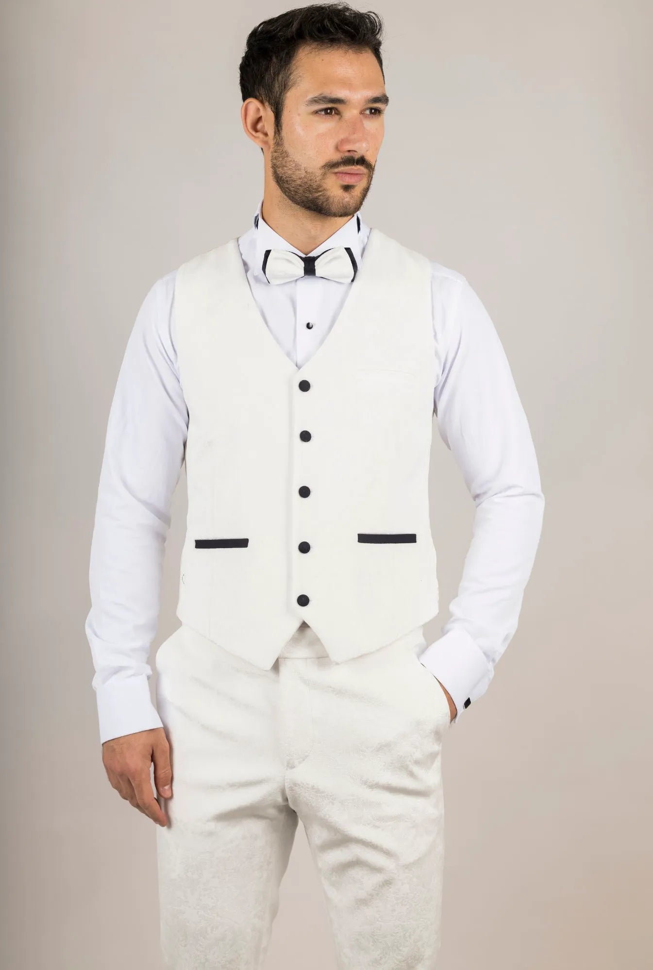 AK-24 vyriškas baltas trijų dalių aksominis vestuvinis smokingas su juodais atlapais