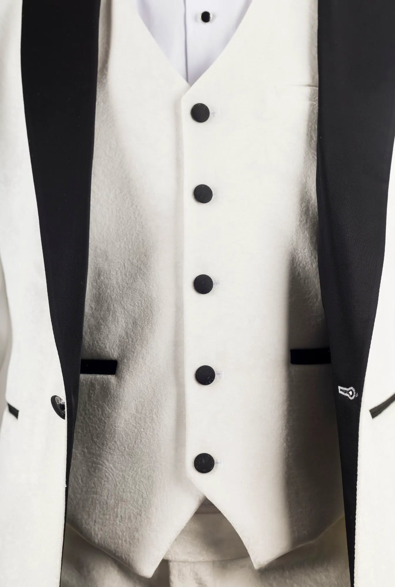 AK-24 vyriškas baltas trijų dalių aksominis vestuvinis smokingas su juodais atlapais