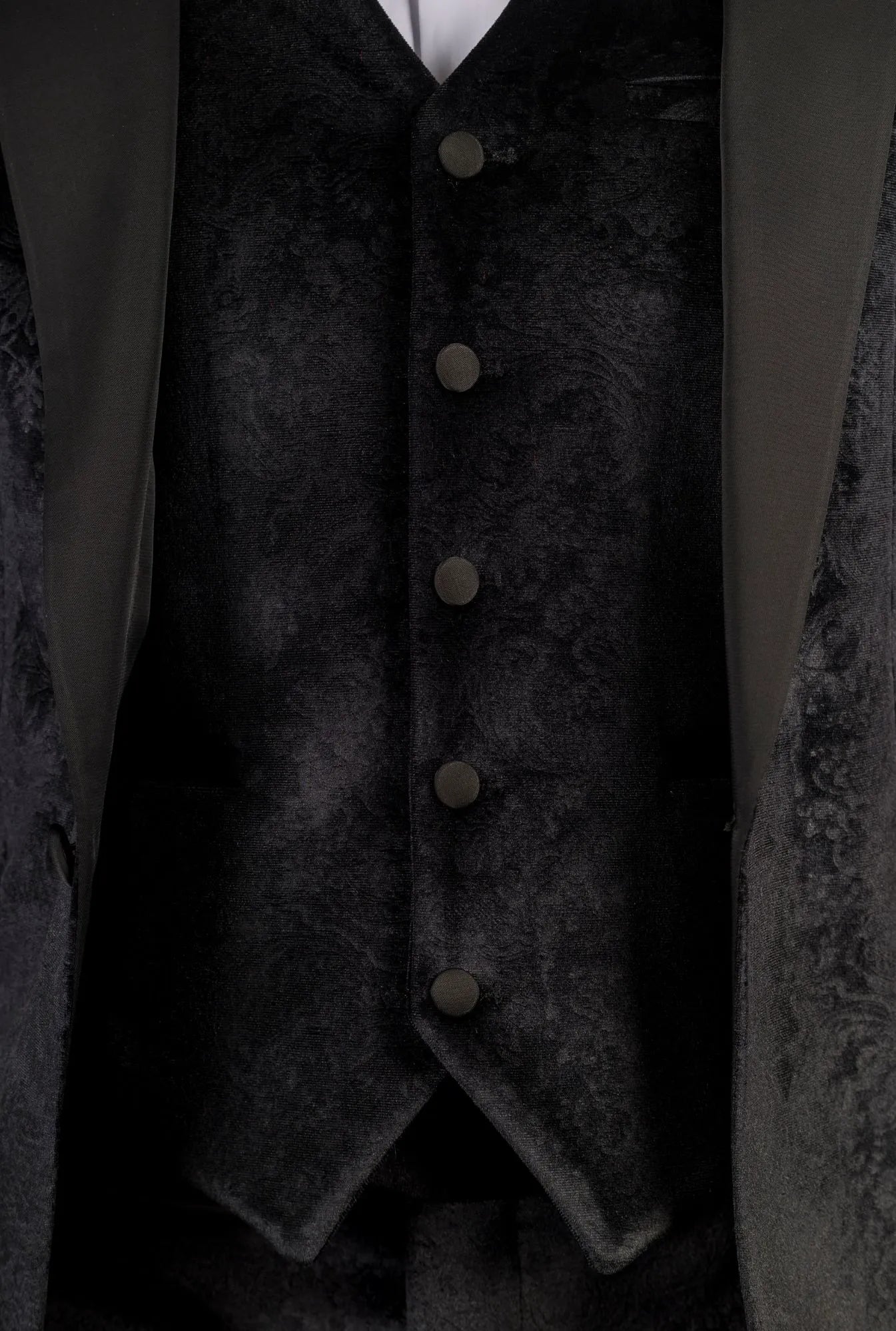 AK-26 vyriškas juodas trijų dalių aksominis vestuvinis smokingas su atlasiniais atlapais