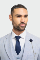 Vyriškas trijų dalių languotas tvido kostiumas, šviesiai mėlynas, pritaikytas kirpimas, vestuvinis, klasikinis, su smailia juostele