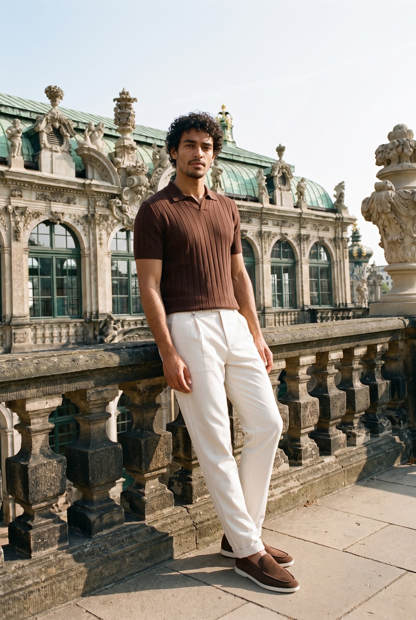 Look #1027 styled with Vyriški rudi briaunoti megzti polo marškinėliai