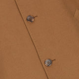 Vyriškas vilnonis 3/4 kupranugario spalvos gelsvai rudas paltas su sagomis ir ant pečių