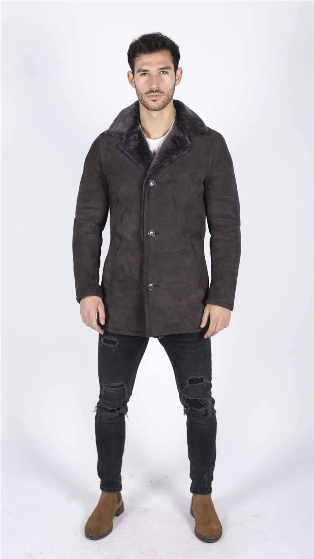 Vyriškas tikro avikailio paltas, rudas, klasikinis, 3/4 dydžio švarkas su sagomis ir V formos iškirpte.