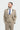 Vyras, vilkintis smėlio spalvos languotą kostiumą su mėlynu kaklaraiščiu baltame fone