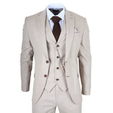 Smėlio spalvos kostiumas su rudu kaklaraiščiu ir kišenine nosinaite baltame fone