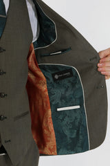 Kurt vyriškas šalavijų žalios spalvos trijų dalių prigludęs kostiumas vasaros vestuvėms