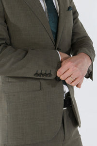 Kurt vyriškas šalavijų žalios spalvos trijų dalių prigludęs kostiumas vasaros vestuvėms