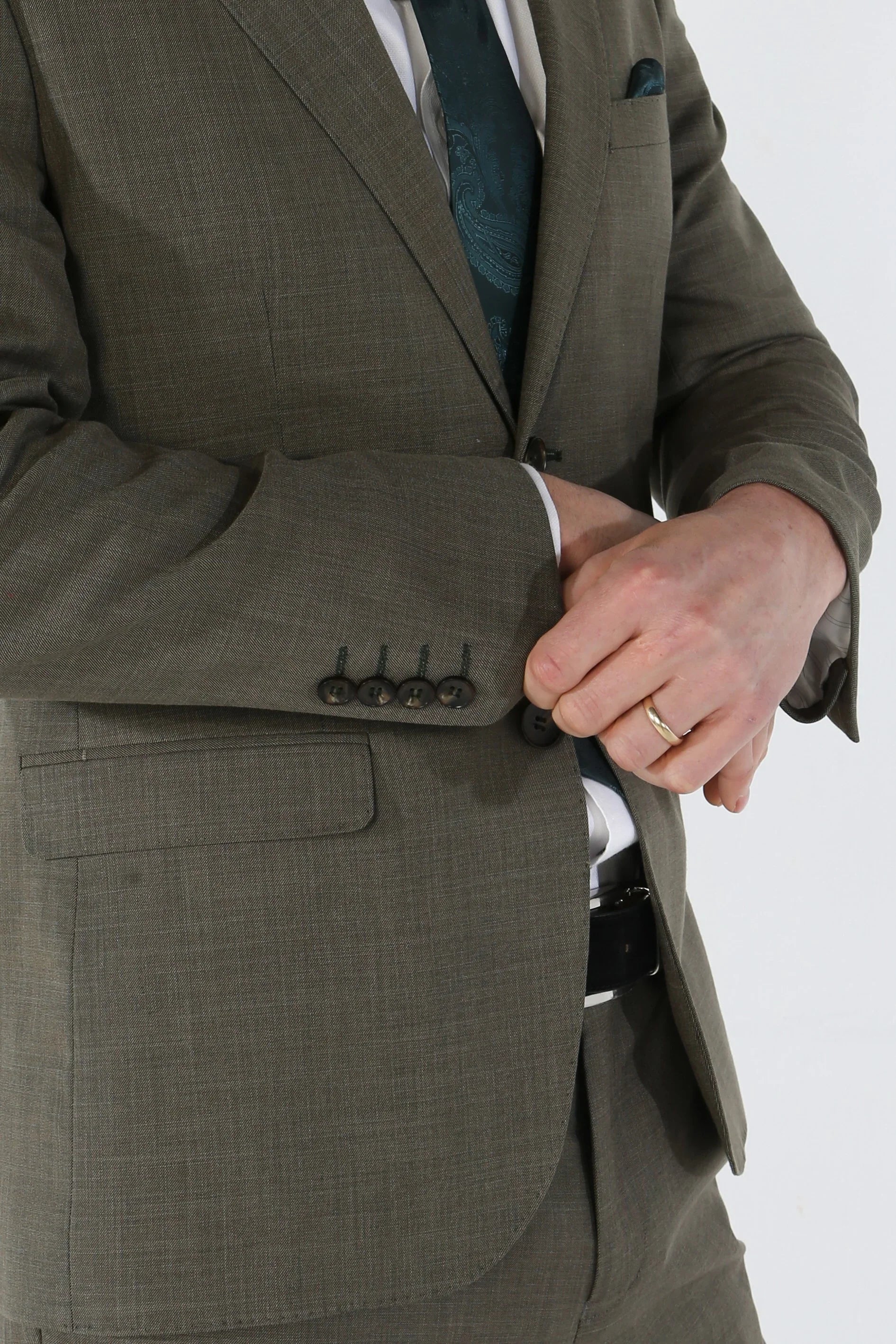 Kurt vyriškas šalavijų žalios spalvos trijų dalių prigludęs kostiumas vasaros vestuvėms