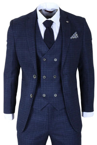 Mėlynas languotas kostiumas su liemene ir kaklaraiščiu baltame fone