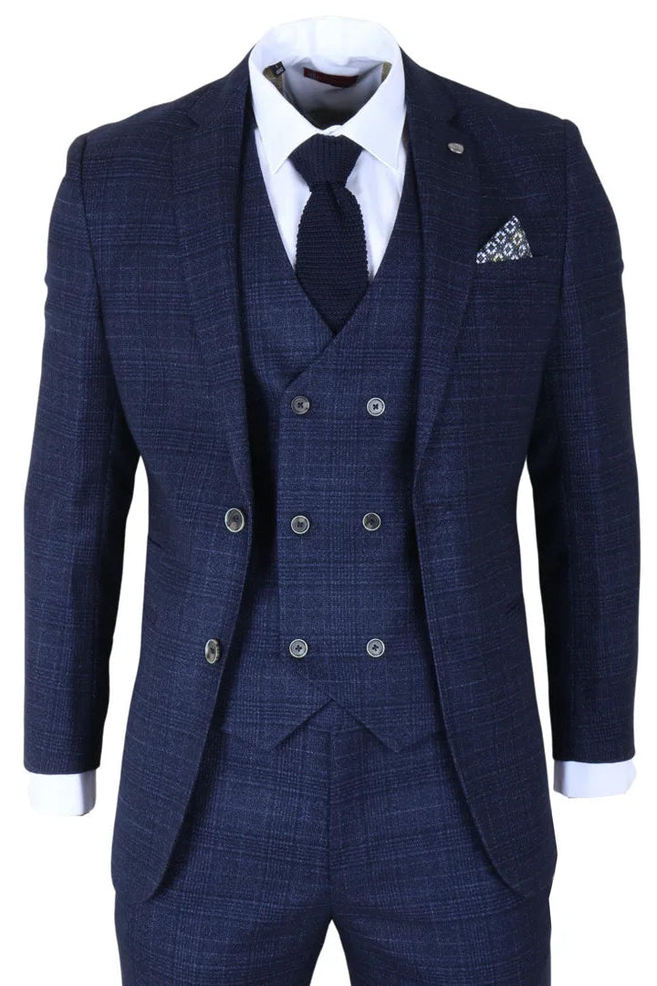 Mėlynas languotas kostiumas su liemene ir kaklaraiščiu baltame fone