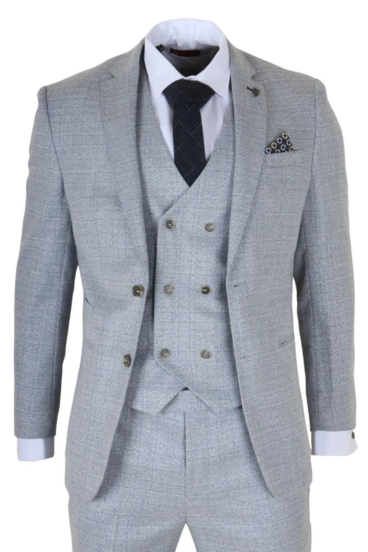 Pilkas languotas kostiumas su baltais marškiniais, juodu kaklaraiščiu ir kišenine nosinaite baltame fone