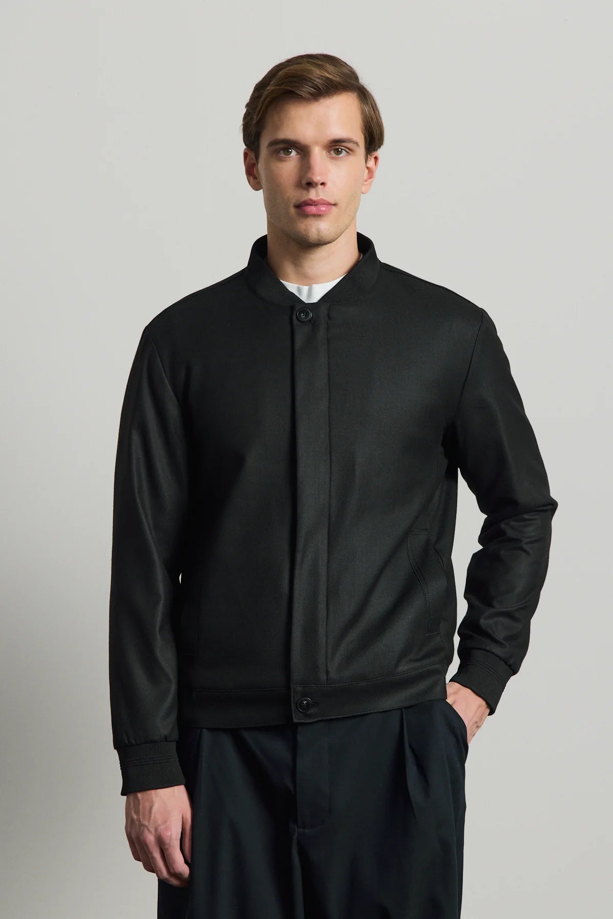 Vyriška juoda minimalistinė elegantiška bomber striukė