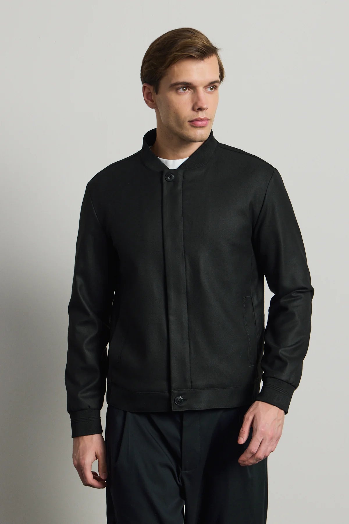 Vyriška juoda minimalistinė elegantiška bomber striukė