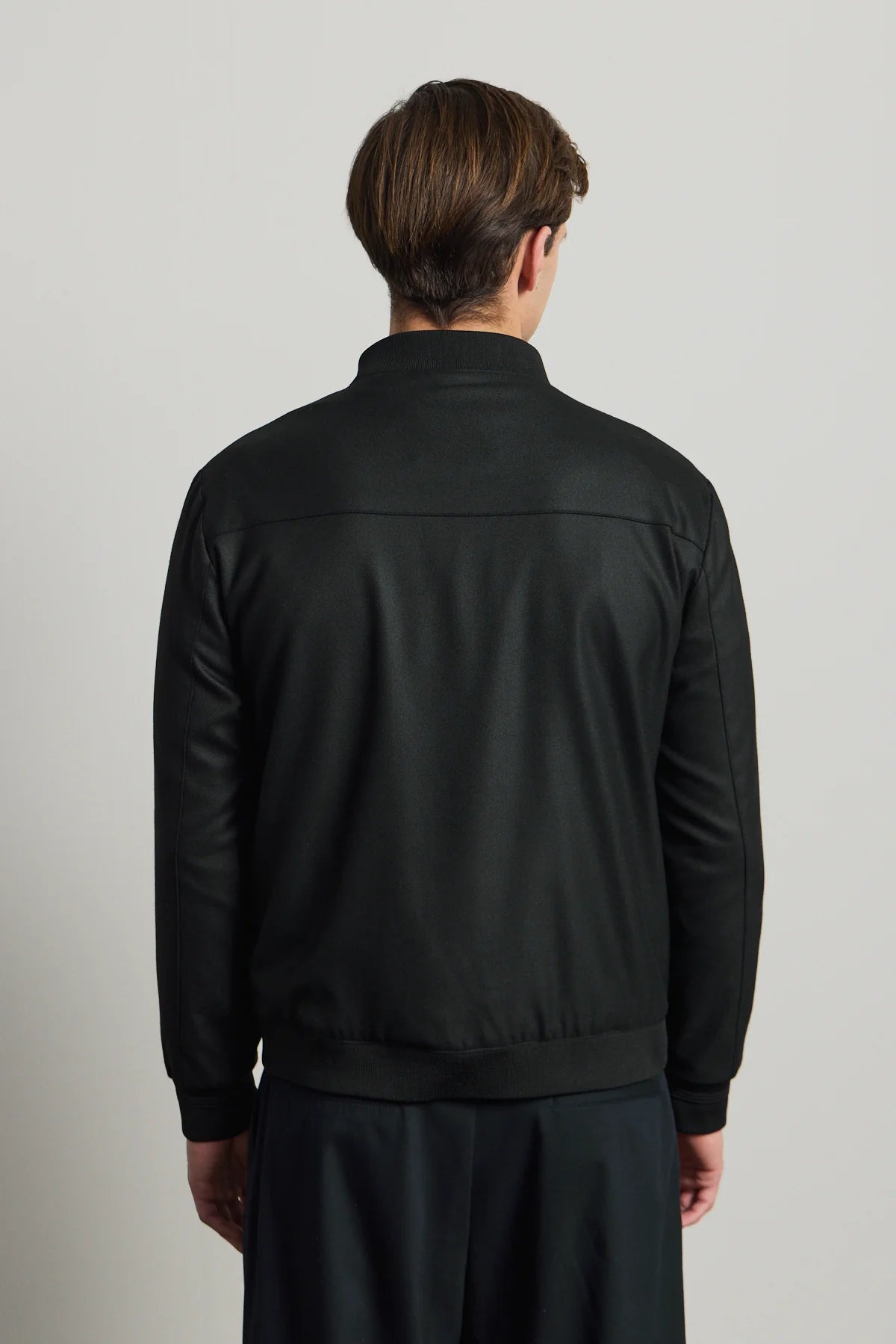Vyriška juoda minimalistinė elegantiška bomber striukė