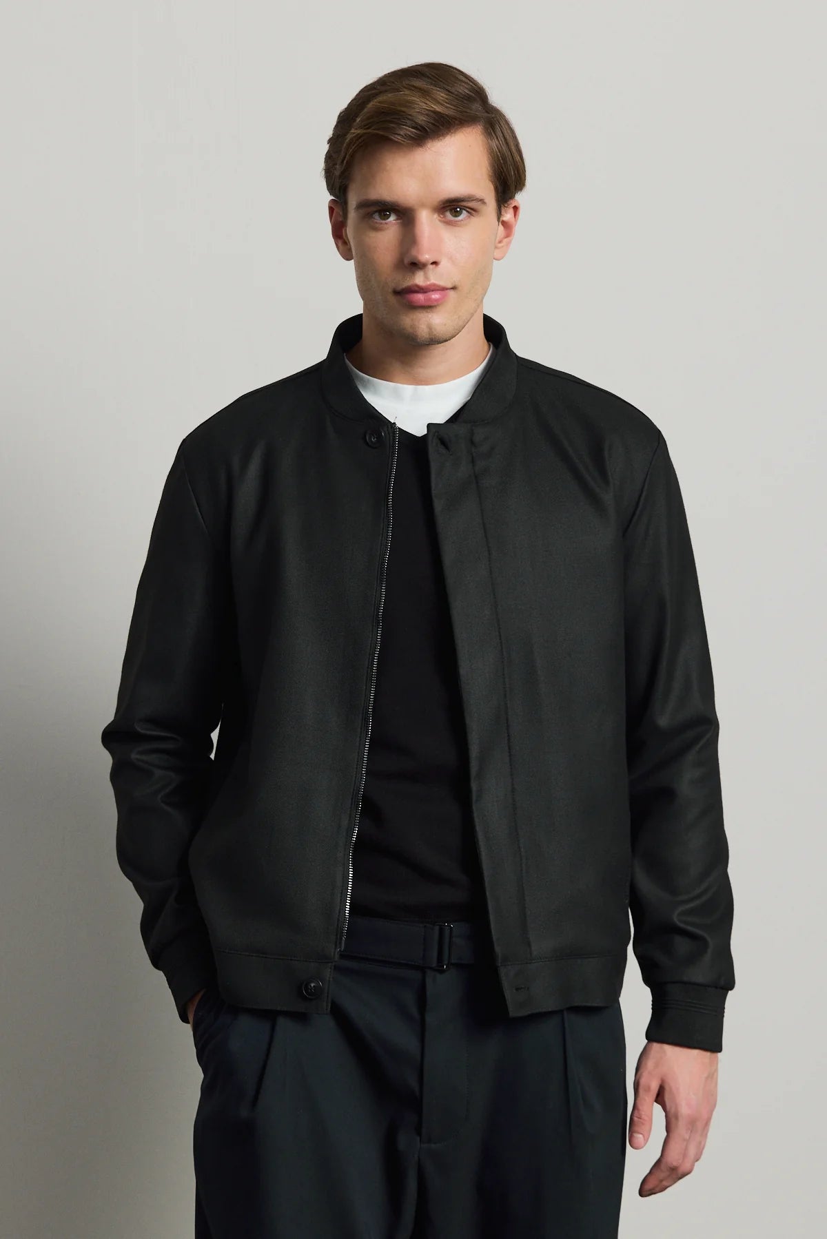 Vyriška juoda minimalistinė elegantiška bomber striukė