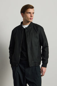 Vyriška juoda minimalistinė elegantiška bomber striukė