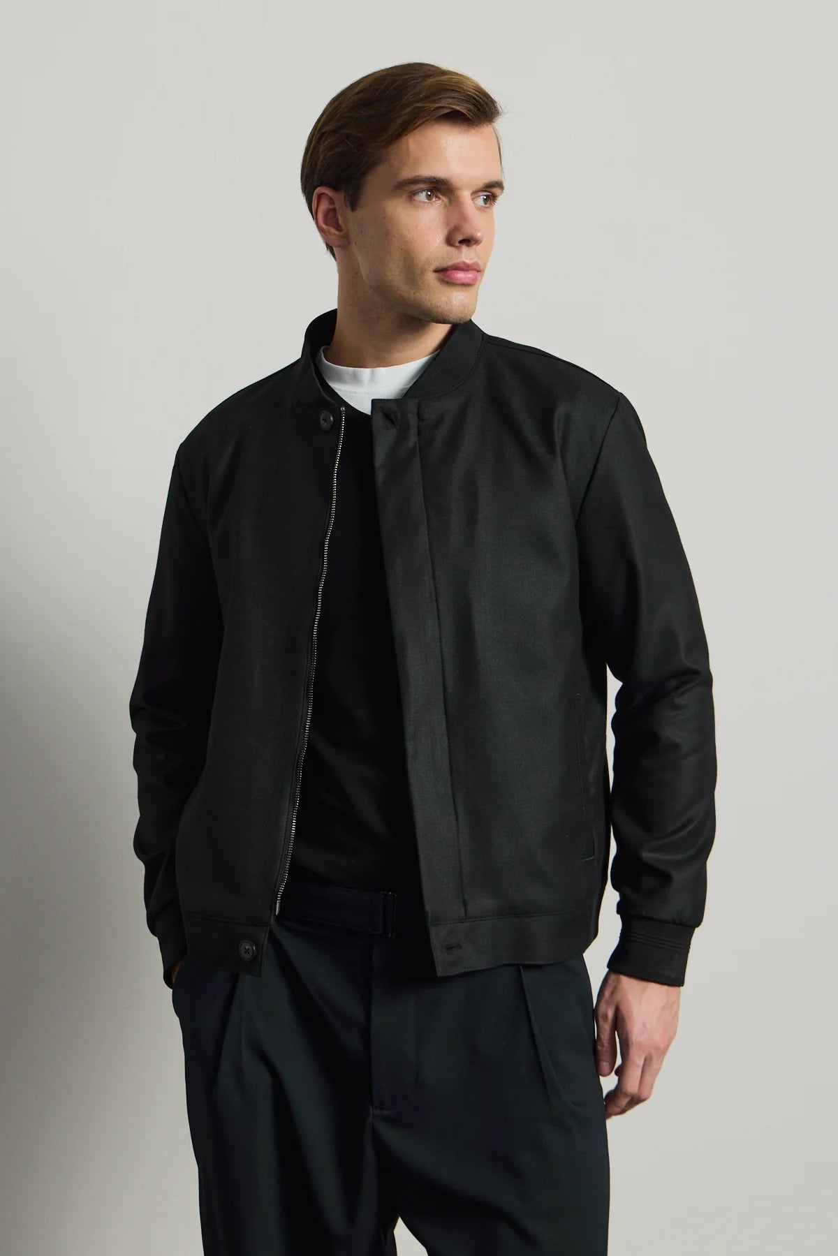 Vyriška juoda minimalistinė elegantiška bomber striukė
