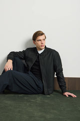 Vyriška juoda minimalistinė elegantiška bomber striukė