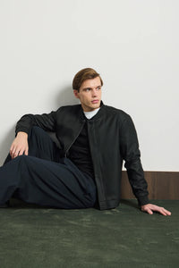 Vyriška juoda minimalistinė elegantiška bomber striukė