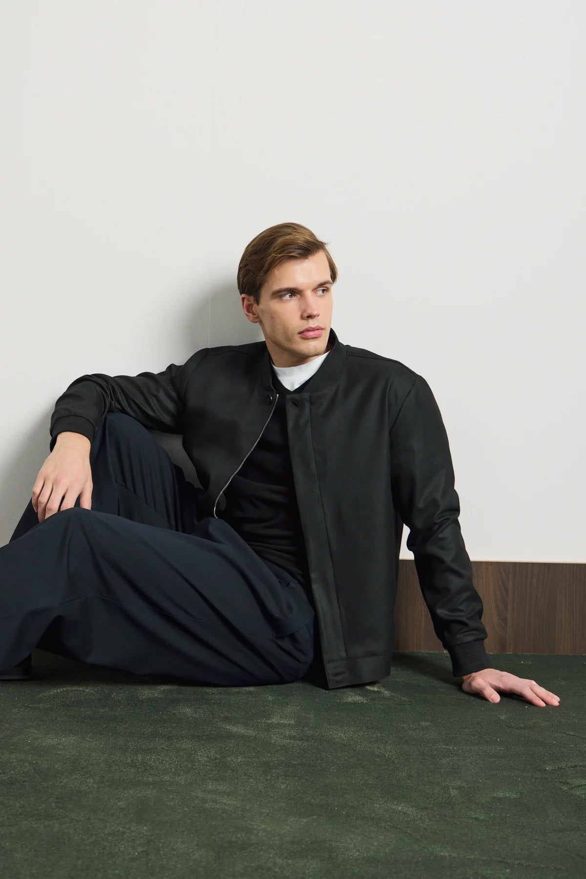 Vyriška juoda minimalistinė elegantiška bomber striukė