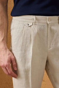 Vyriškas žalias lininis švarkas su užtrauktuku ir smėlio spalvos kelnės, elegantiškas, laisvalaikio stiliaus vasarinis derinys