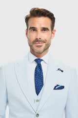 Vyriškas dangaus mėlynumo švarkas, prigludęs prie kūno