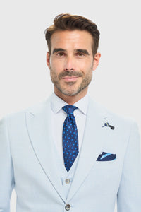 Vyriškas dangaus mėlynumo švarkas, prigludęs prie kūno