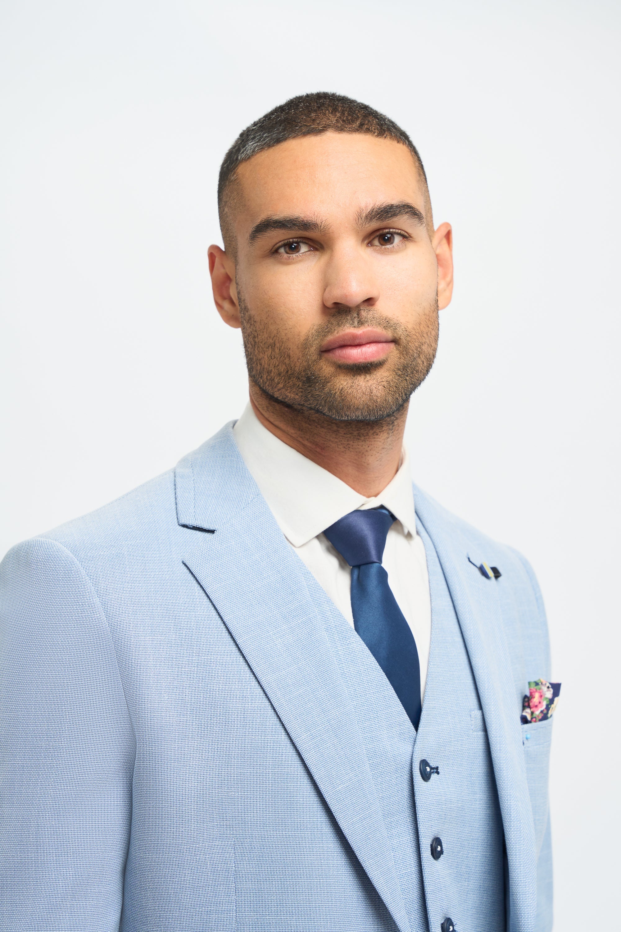 Vyriškas trijų dalių šviesiai mėlynas vasarinis lininis kostiumas, pritaikytas vestuvėms, išleistuvėms, klasikinis