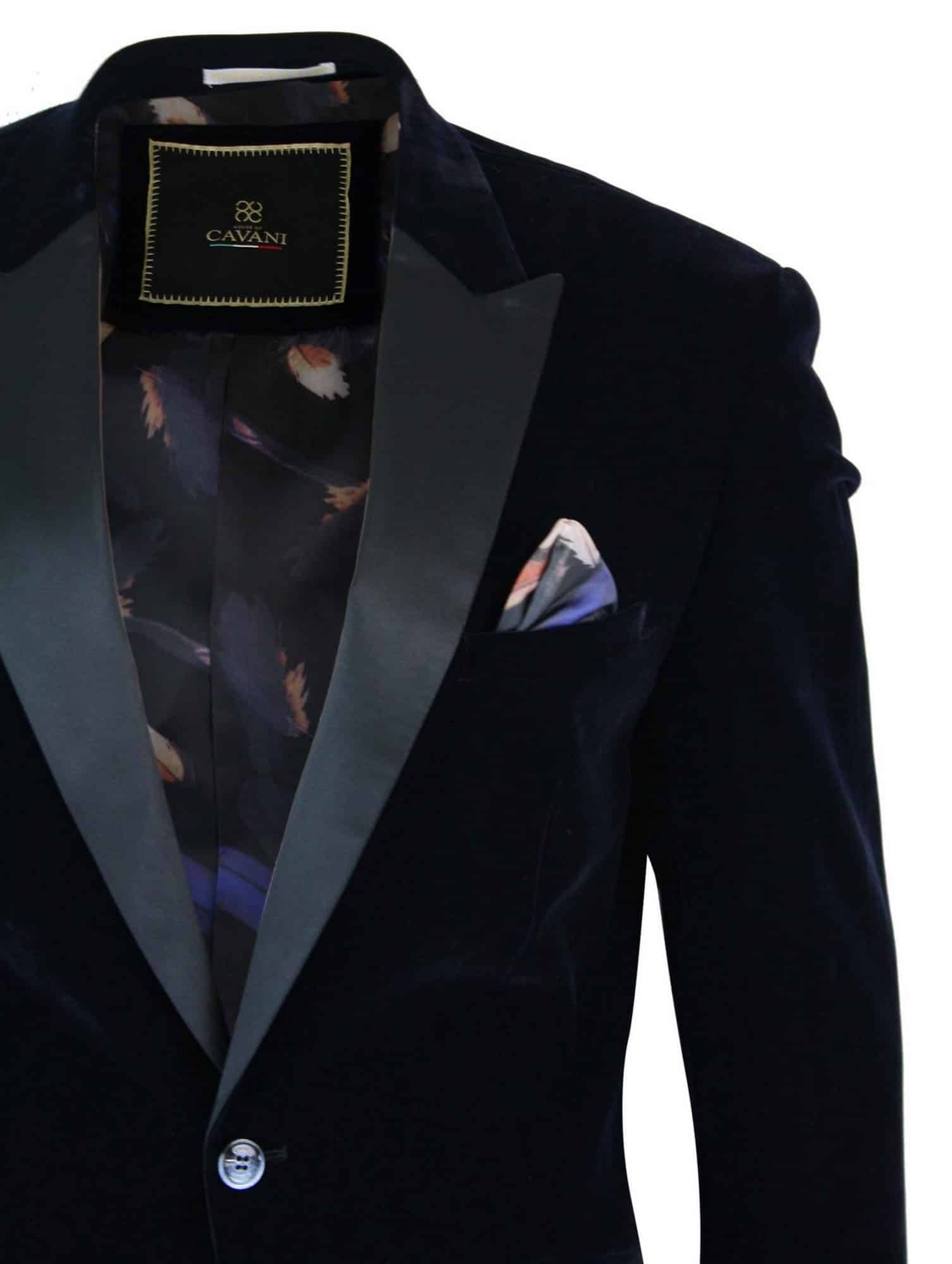 „Cavani Rosa“ – vyriškas minkštas aksominis, juodai mėlynas, su viena saga, vakarinis švarkas, smokingas, elegantiškas, laisvalaikio kirpimas – tamsiai mėlynas