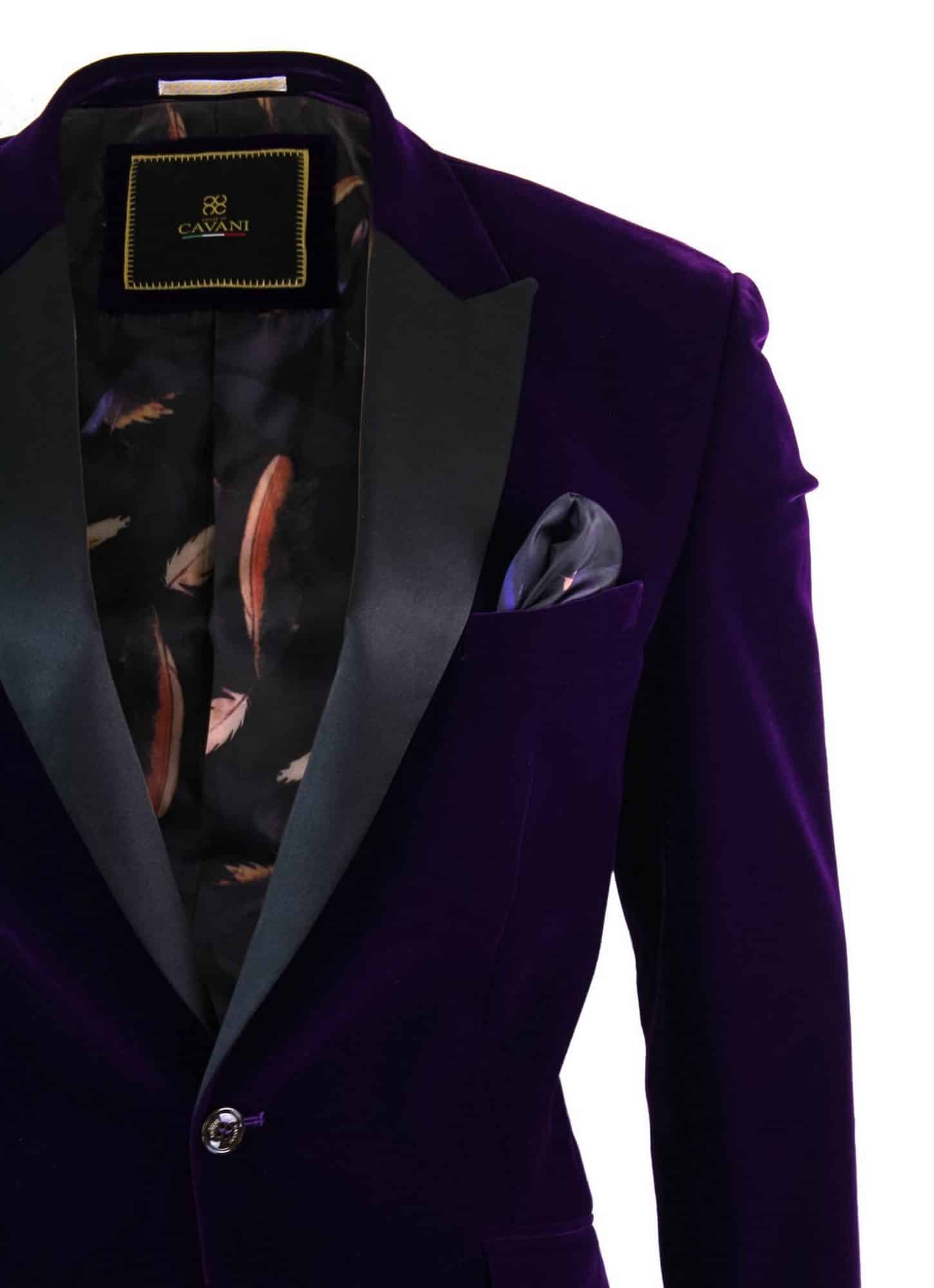 „Cavani Rosa“ – vyriškas minkštas aksominis, juodos ir tamsiai mėlynos spalvos vakarinis švarkas su viena saga, smokingo švarkas, elegantiškas, laisvalaikio kirpimas – violetinė