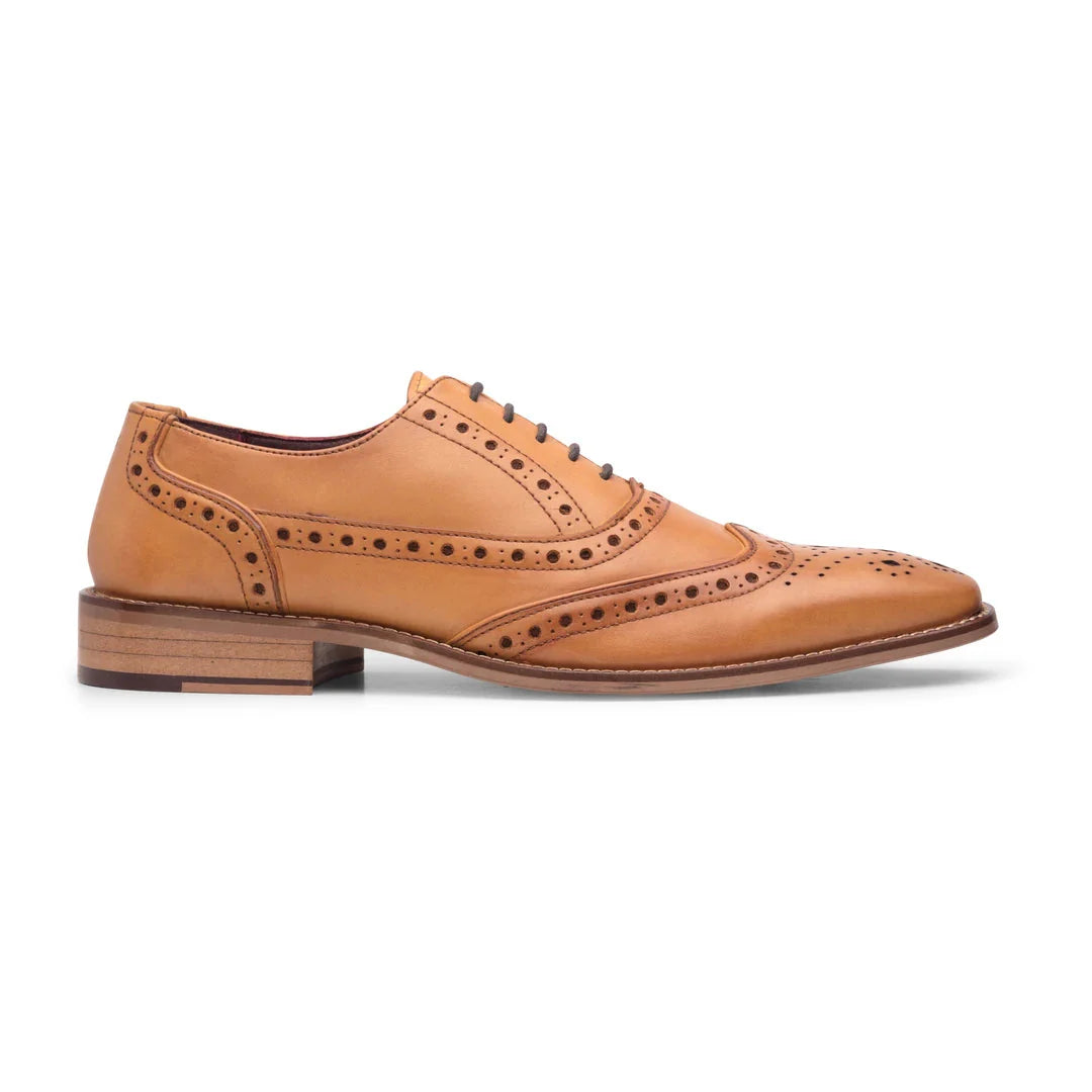 Vyriški suvarstomi „Brogues“ bateliai, klasikinio stiliaus, gelsvai rudi, vintažinio stiliaus, formalūs, elegantiški.