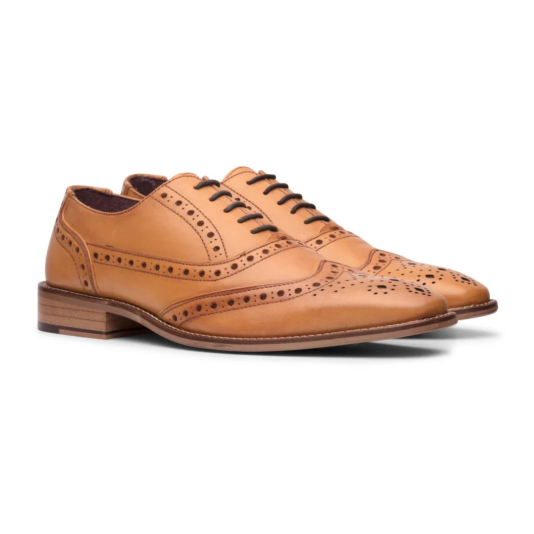 Vyriški suvarstomi „Brogues“ bateliai, klasikinio stiliaus, gelsvai rudi, vintažinio stiliaus, formalūs, elegantiški.