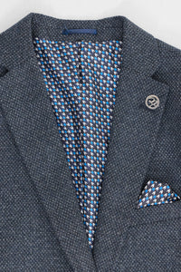 Vyriškas trijų dalių tamsiai mėlynas kostiumas su dviguba liemene