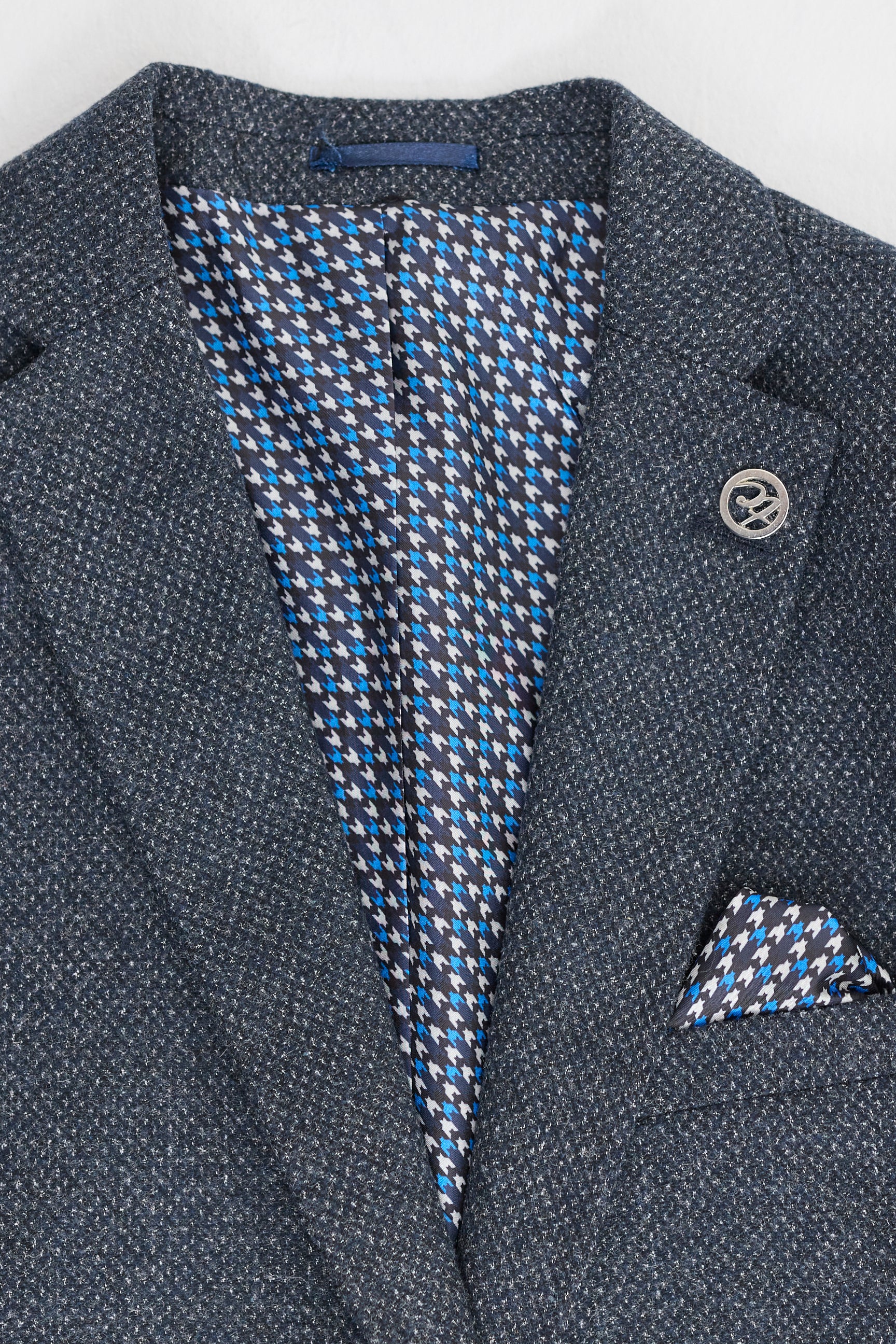 Vyriškas trijų dalių tamsiai mėlynas kostiumas su dviguba liemene