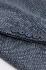 Vyriškas trijų dalių tamsiai mėlynas kostiumas su dviguba liemene