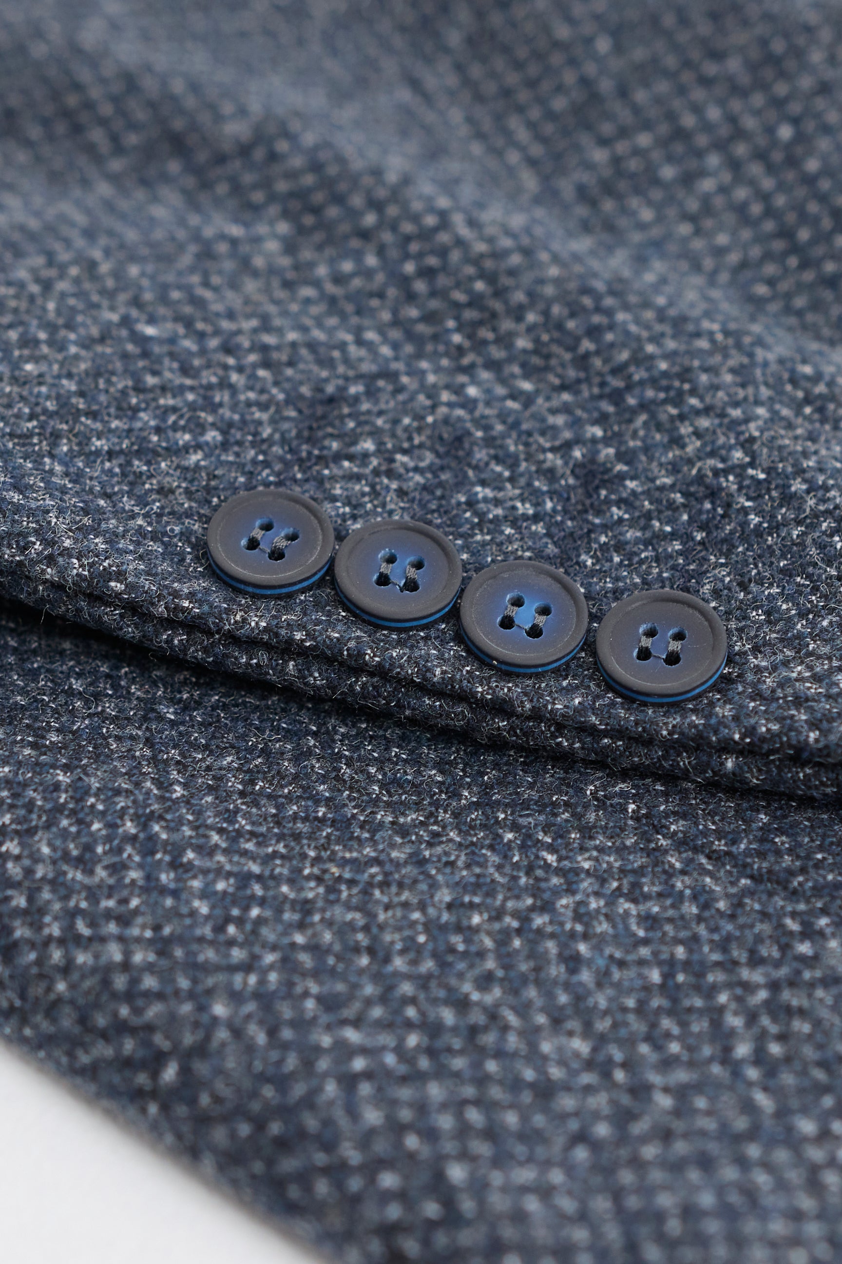 Vyriškas trijų dalių tamsiai mėlynas kostiumas su dviguba liemene