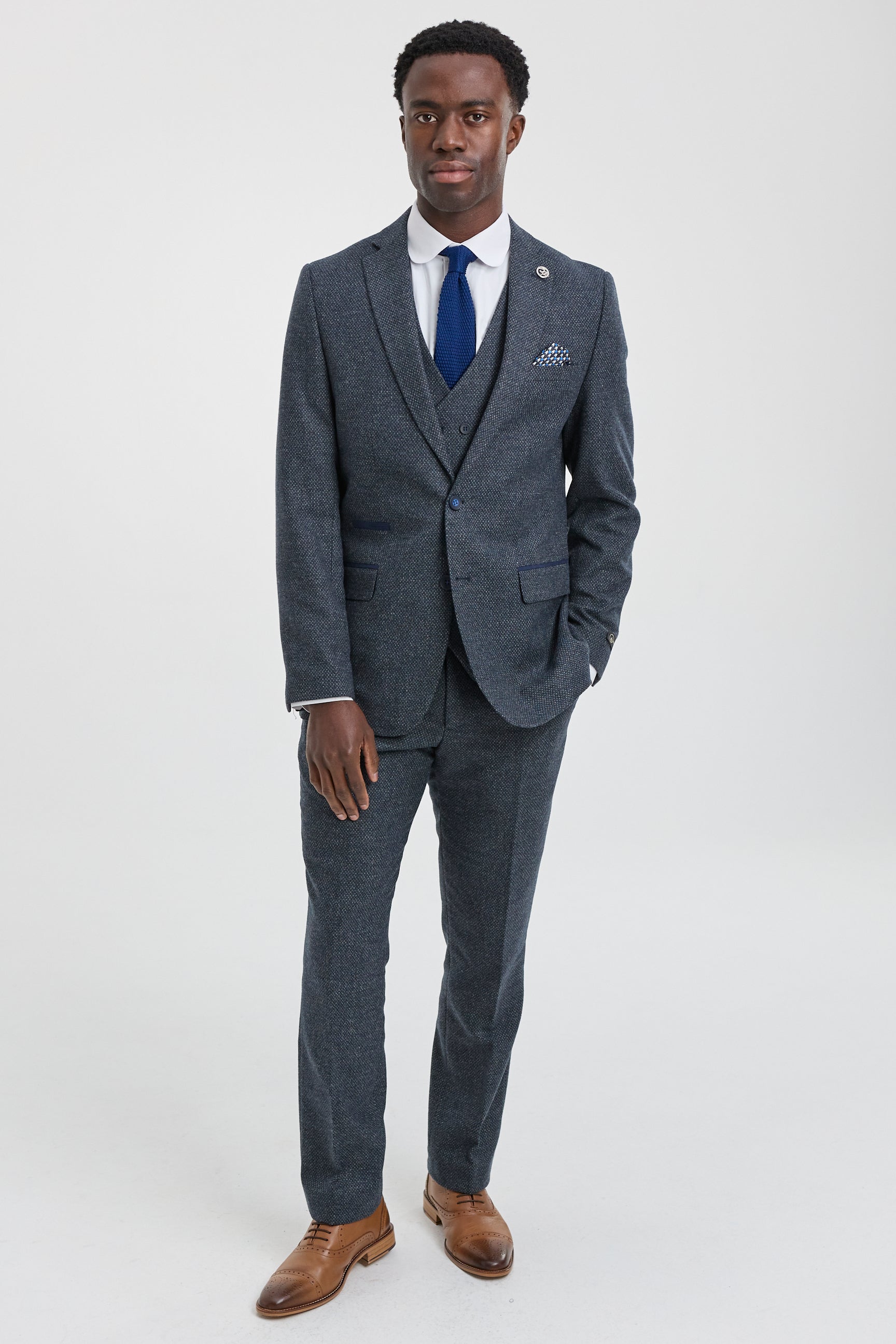 Vyriškas trijų dalių tamsiai mėlynas kostiumas su dviguba liemene