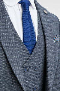 Vyriškas trijų dalių tamsiai mėlynas kostiumas su dviguba liemene