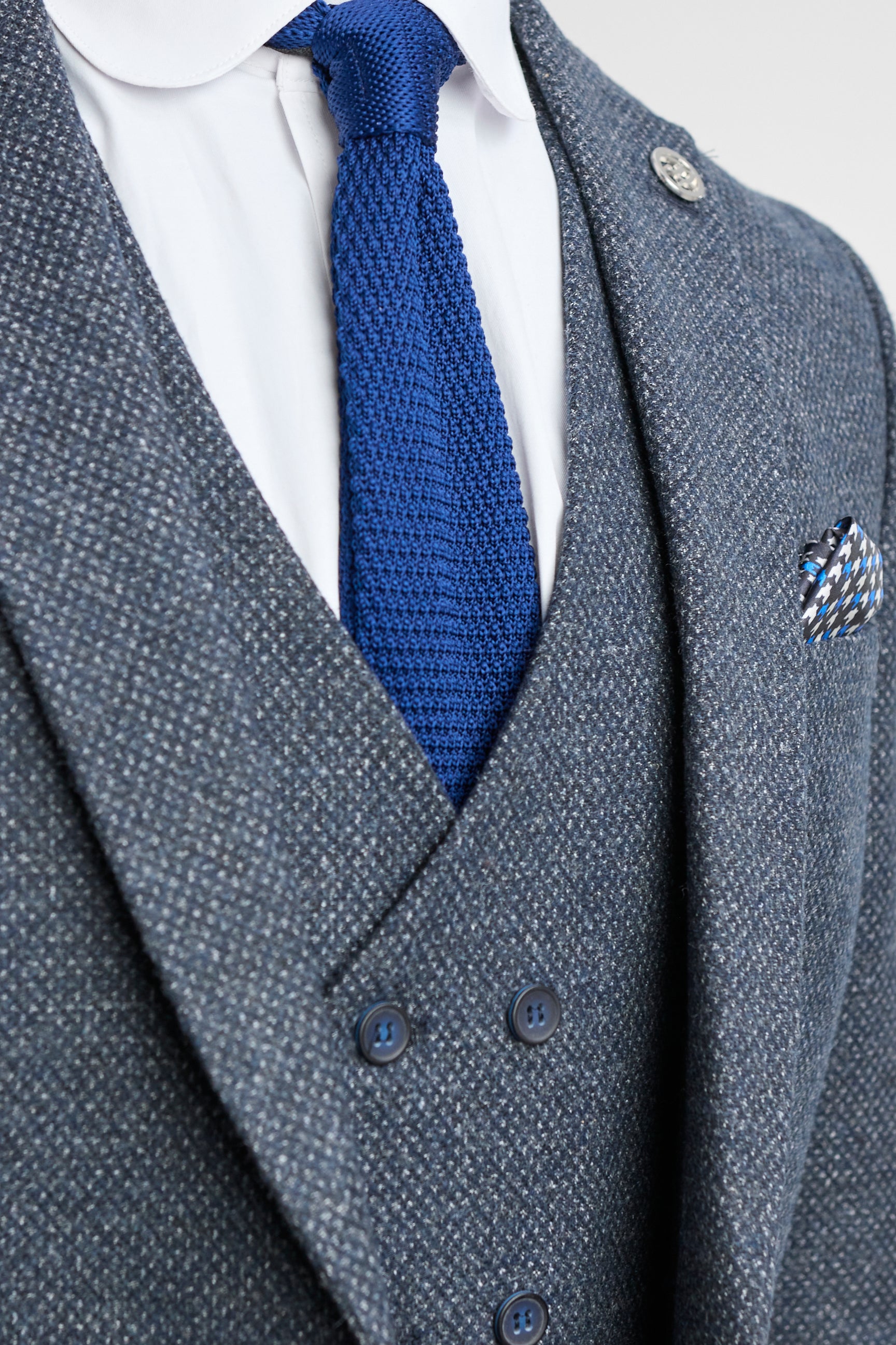 Vyriškas trijų dalių tamsiai mėlynas kostiumas su dviguba liemene